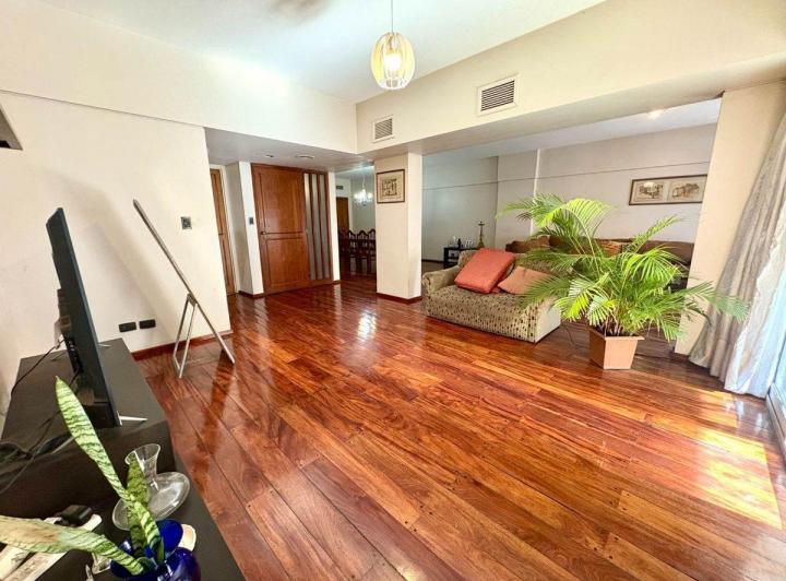 Departamento · 230m² · 6 Ambientes · 1 Cochera