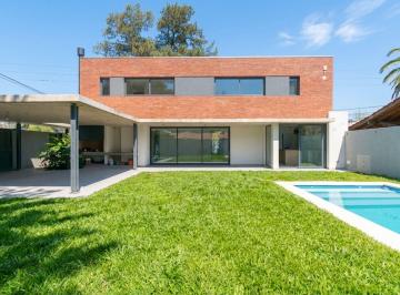 Casa · 248m² · 4 Ambientes · 3 Cocheras · Casa en Venta Castelar Norte. con Pileta y Jardin