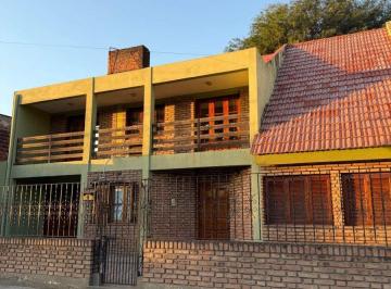 Casa · 235m² · 5 Ambientes · 2 Cocheras · Venta de Casa en El Centro de La Banda