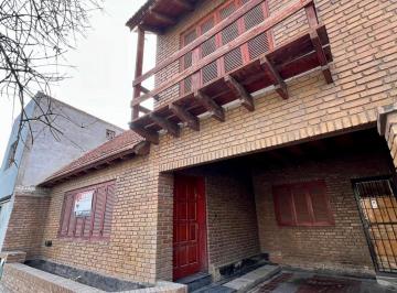 Casa · 175m² · 8 Ambientes · 1 Cochera · Venta Casa Amplia,3 Dorm., Dorrego, Gllén