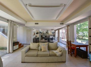 Casa · 413m² · 6 Ambientes · Casa 5 Dorm. en Venta La Plata con Pileta
