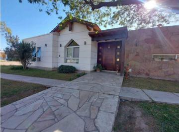 Casa · 230m² · 6 Ambientes · 1 Cochera · Venta de Casa B La Barraca. Guaymallén.