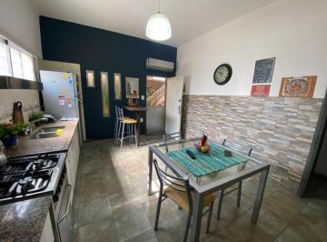 Casa · 216m² · 6 Ambientes · 2 Cocheras · Venta 2 Casas de 3 Amb con Cochera - V. Alsina