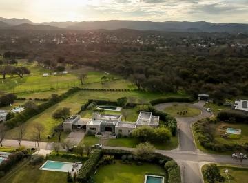 Casa · 350m² · 7 Ambientes · 4 Cocheras · Casa en Barrio La Serena - Mendiolaza