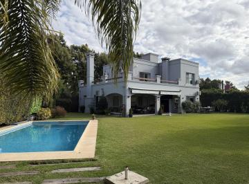 Casa · 176m² · 6 Ambientes · 4 Cocheras · Casa en Venta Barrio Los Tacos