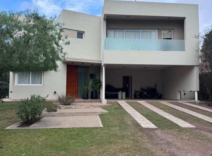 Casa · 300m² · 6 Ambientes · 2 Cocheras
