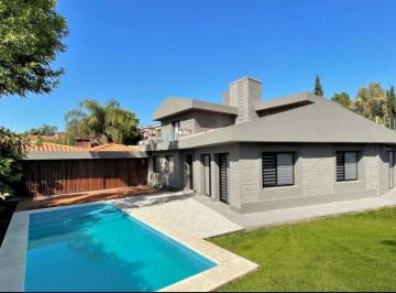 Casa · 345m² · 5 Ambientes · Casa Chalet en Alquiler en Castelar, Morón, G. B. a. Zona Oeste
