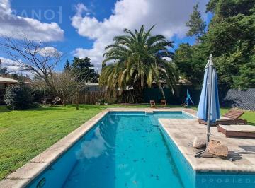 Casa · 157m² · 5 Ambientes · 4 Cocheras · Venta. Casa 5 Amb con Pileta. Wood Frame. Lote 1000 m². Barrio Parque Exaltación