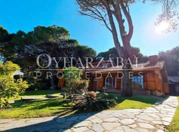 Casa · 380m² · 7 Ambientes · 1 Cochera · Casa en Alquiler Temporal