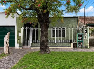 Casa · 240m² · 3 Ambientes · Casa de 3 Ambientes con Fondo y Pileta // Apto Crédito