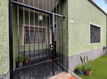 Casa · 150m² · 3 Ambientes · Casa de 3 Ambientes con Fondo y Pileta // Apto Crédito