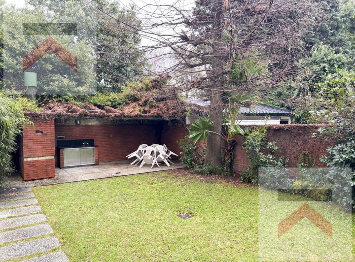 Casa · 323m² · 8 Ambientes · 2 Cocheras