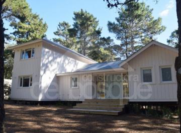 Casa de 5 ambientes, Cariló · De Estilo Canadiense, en Dos Plantas con Jardín Agreste