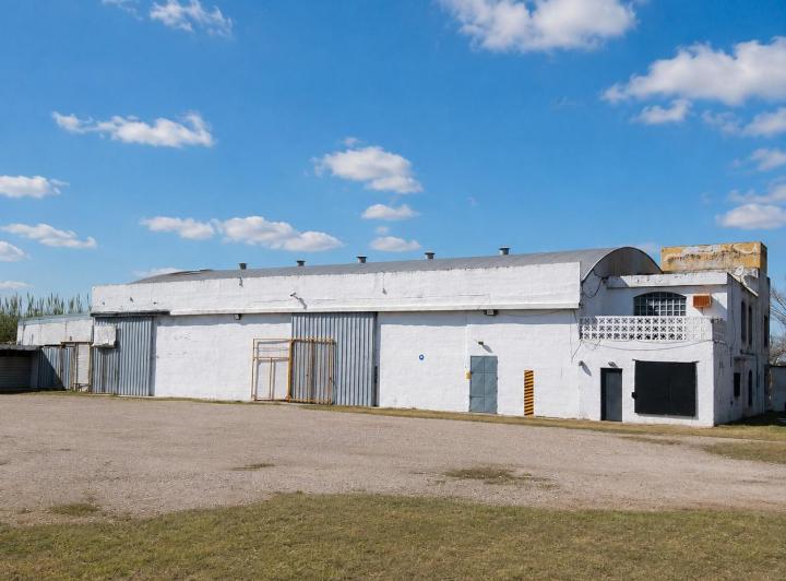 Bodega-Galpón · 1100m² · 12 Ambientes
