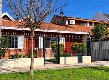 Casa · 168m² · 5 Ambientes · 2 Cocheras · Casa de 5 Ambientes y Quincho con Baño y Dormitorio en Luis Guillón