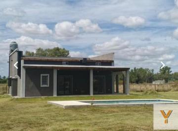 Casa · 110m² · 5 Ambientes · 1 Cochera · Casa en Venta - 3 Dorm. 3 Baños - 1880 m - - Piscina - Coronel Brandsen