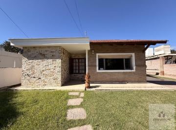 Casa · 148m² · 5 Ambientes · 1 Cochera · Alquiler Casa en Costa Azul, Villa Carlos Paz. 2 Dorm., Cochera.