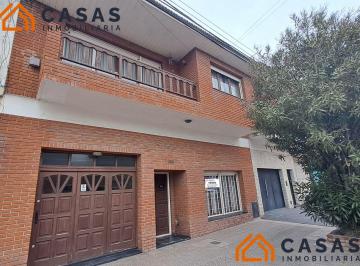 Casa · 230m² · 4 Ambientes · 1 Cochera · Casa - San José