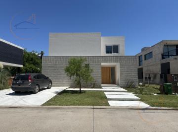 Casa · 267m² · 6 Ambientes · 4 Cocheras · Casa en Venta en Laguna Grande