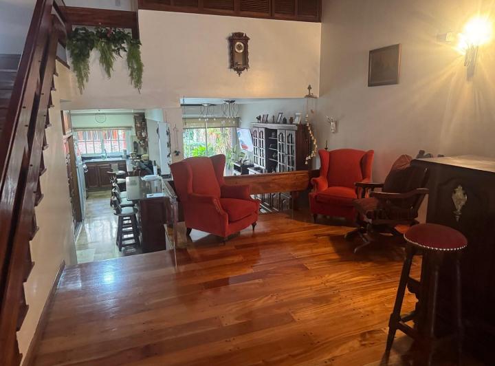 Casa · 400m² · 5 Ambientes · 2 Cocheras
