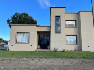 Casa · 150m² · 4 Ambientes · 1 Cochera · Casa en Alquiler Pinamar Nayades Para 6 Personas con Pileta