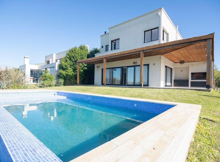 Casa · 328m² · 5 Ambientes · 2 Cocheras