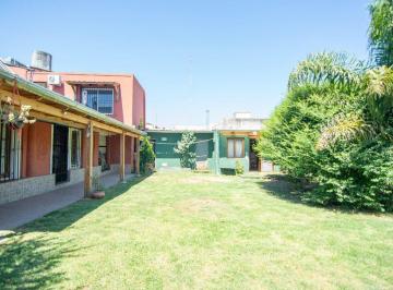 Casa · 249m² · 6 Ambientes · 2 Cocheras · Casa 4 Ambientes en Venta Boulogne Jardín Cochera