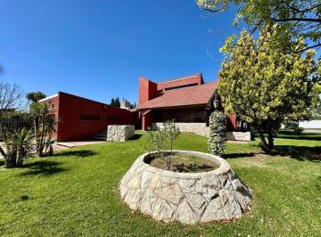 Casa · 290m² · 8 Ambientes · 3 Cocheras · Venta de Casa de Cateogria en Maipu
