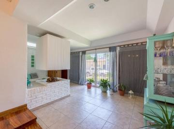 Casa · 267m² · 5 Ambientes · 3 Cocheras · Venta Casa 4 Dorm, Quincho, Patio y Coch P/3 Autos