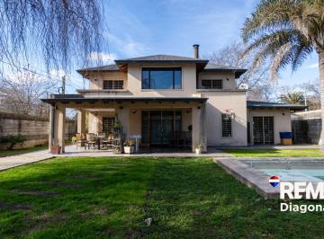 Casa · 316m² · 4 Ambientes · 2 Cocheras · Casa en Venta en Villa Elisa