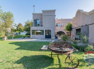 Casa · 243m² · 5 Ambientes · 1 Cochera · Casa en Venta en Villa Elisa