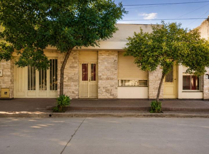 Casa · 244m² · 6 Ambientes · 1 Cochera