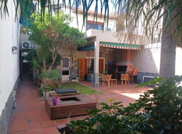 Casa · 174m² · 6 Ambientes · 1 Cochera · Casa con Jardin en Lanus Oeste