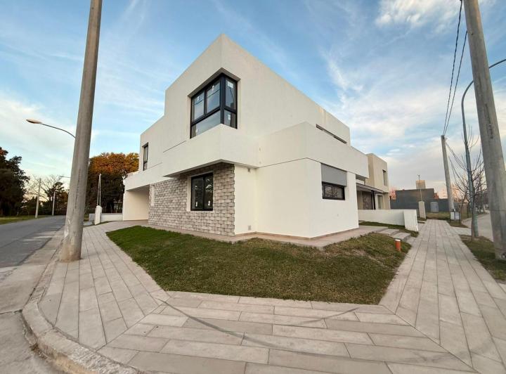 Casa · 219m² · 5 Ambientes · 2 Cocheras