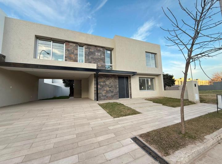 Casa · 212m² · 5 Ambientes · 2 Cocheras