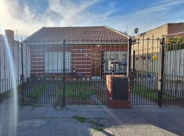 Casa · 63m² · 3 Ambientes · 2 Cocheras · Alquiler Casa 3 Amb Lote 447 m². Lanus Oeste