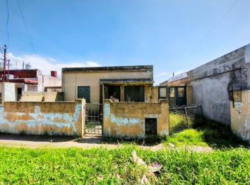 Casa · 93m² · 4 Ambientes · Venta Lote con 2 Casas a Refaccionar - Villa Tesei