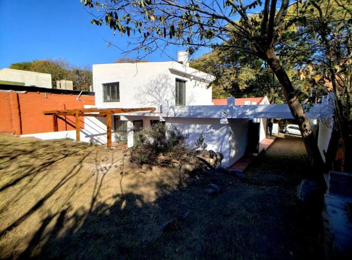 Casa · 222m² · 6 Ambientes · 2 Cocheras