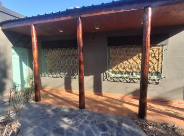 Casa · 200m² · 4 Ambientes · Venta de Casa con Quincho