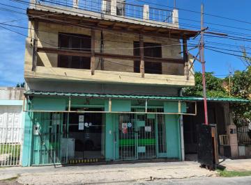 Casa · 410m² · 5 Ambientes · 1 Cochera · Amplia Vivienda con Gran Salón Comercial San Luis