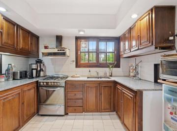 Casa · 253m² · 6 Ambientes · 2 Cocheras · Casa 6 Ambientes Venta Lomas de Zamora Pileta