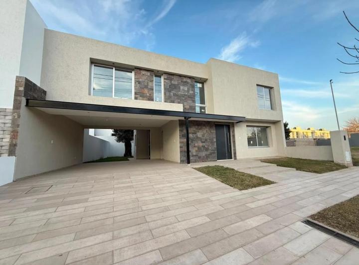 Casa · 212m² · 5 Ambientes · 2 Cocheras