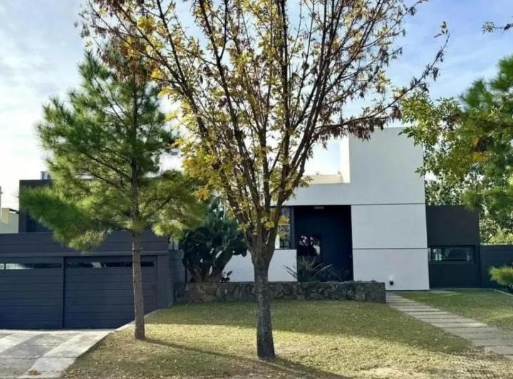 Casa · 550m² · 5 Ambientes · 4 Cocheras