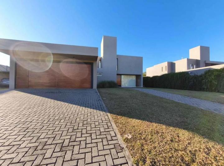 Casa · 397m² · 8 Ambientes · 4 Cocheras