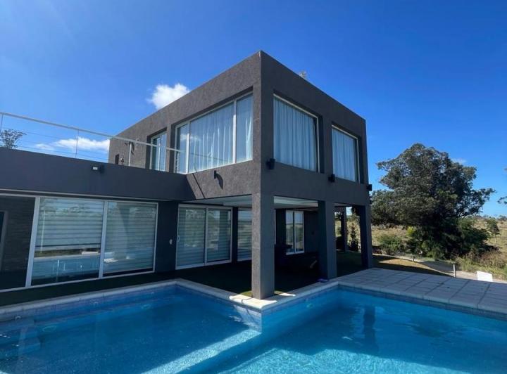 Casa · 670m² · 3 Ambientes · 3 Cocheras