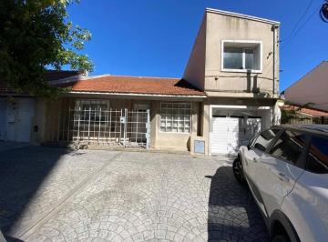 Casa · 341m² · 4 Ambientes · Casa de 4 Ambientes con Pileta, Garaje Pasante y Apto Credito