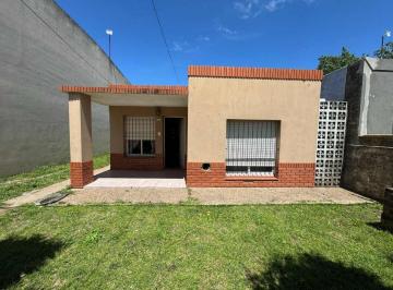 Casa · 83m² · 3 Ambientes · 1 Cochera · Casa en Venta en Chacabuco con Patio