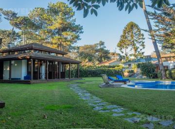 Casa · 339m² · 5 Ambientes · 2 Cocheras · Chalet en Venta Playa Mansa, 4 Dorm. y 4 Baños, Piscina!