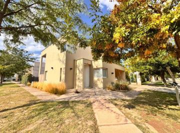 Casa · 217m² · 4 Ambientes · 2 Cocheras · Casa en Venta Barrio Privado Apto Crédito