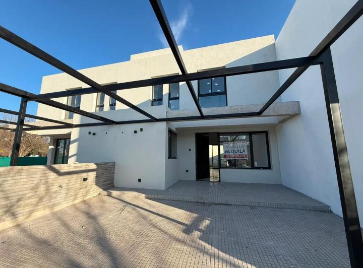 Casa · 160m² · 8 Ambientes · 1 Cochera